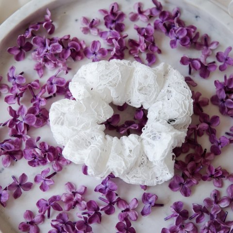 Koronkowa gumka do włosów śnieżna biel