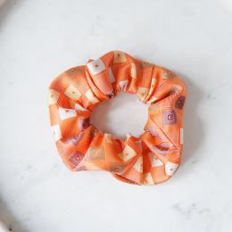 Gumka z jedwabnego krawata w kwadraty