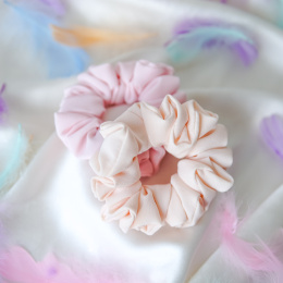 Mała gumka do włosów z kreszowanej tkaniny - beżowy