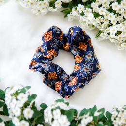 Gumka z jedwabnego krawata w barokowe wory